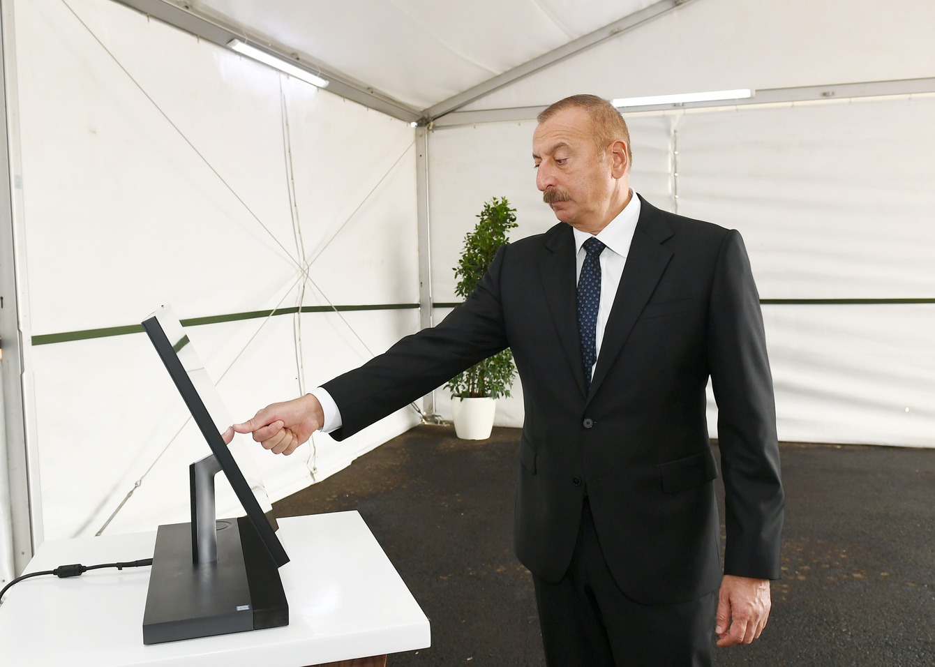İlham Əliyev Sumqayıt Elektrik Stansiyasının yeni estakada nasos stansiyasının açılışında iştirak edib