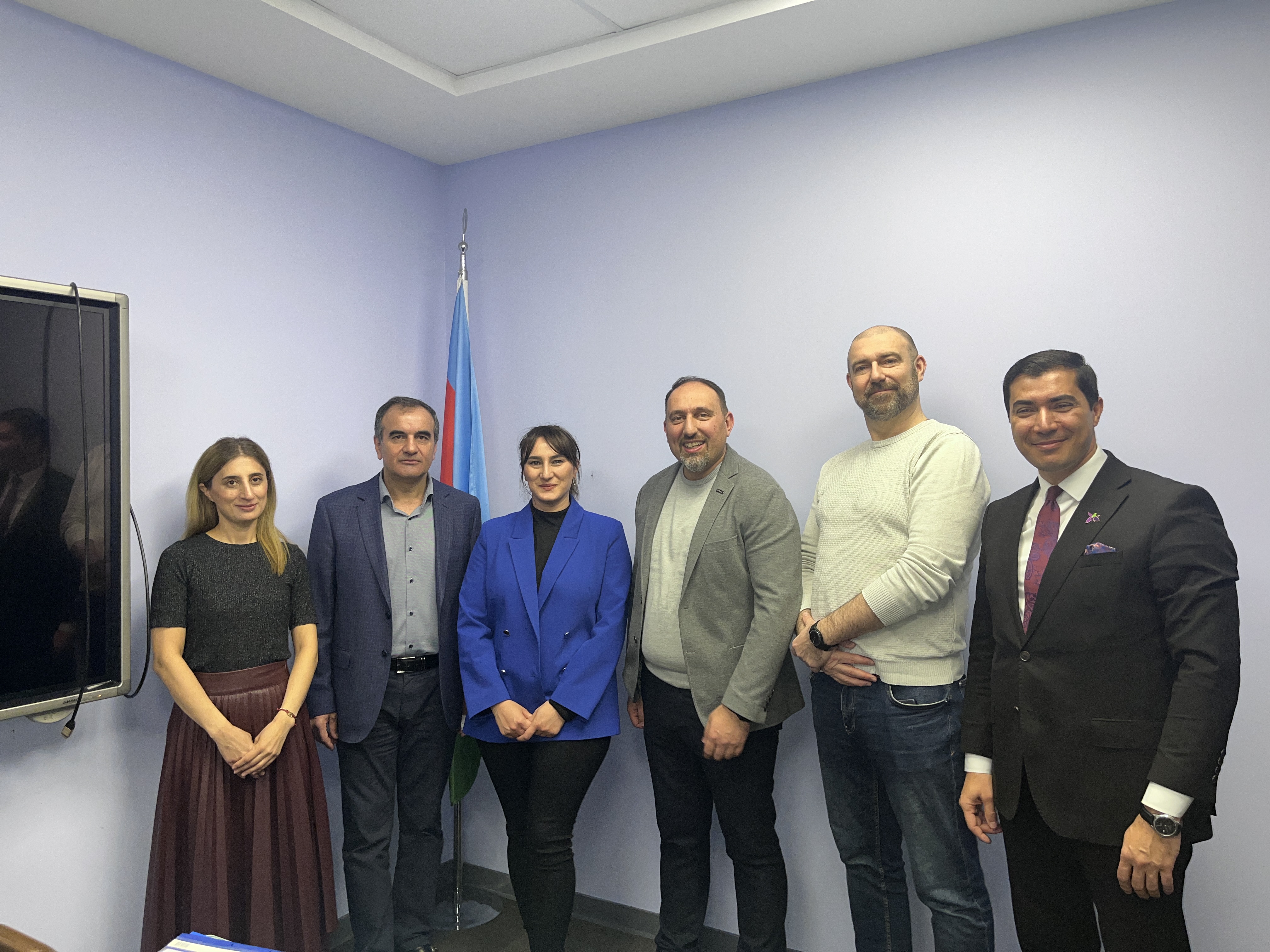 İqbal Babayev məzunlara sertifikatlarını təqdim etdi